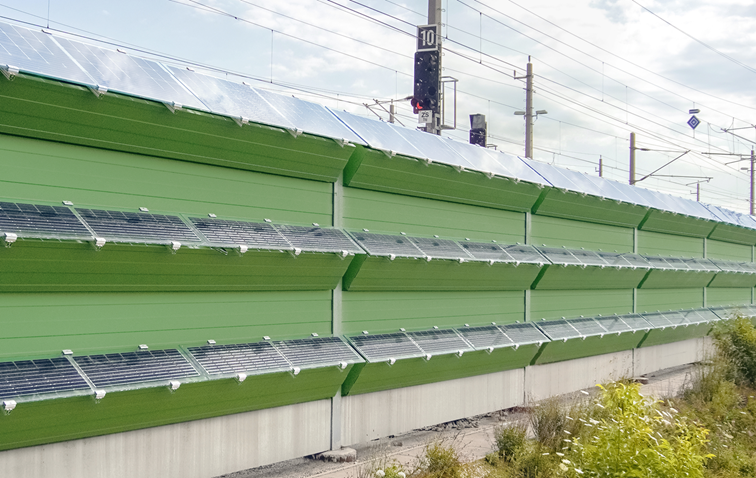 Příklad fotovoltaické protihlukové stěny s trojřadou kazetovou konstrukcí Forster FONOCON Silent Solar na železnici v Rakousku [108]